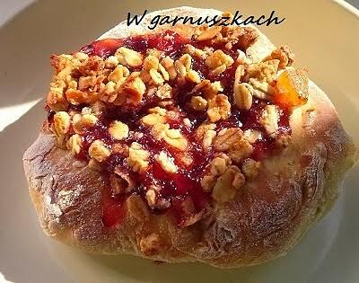 Drożdżówki z konfiturą porzeczkową i chrupiącym musli