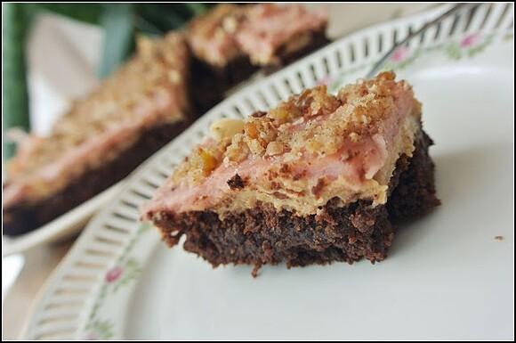 Brownie orzechowe z kremem wiśniowym
