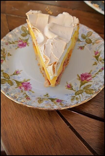 Tarta z brzoskwiniami nektarynkami i bezą