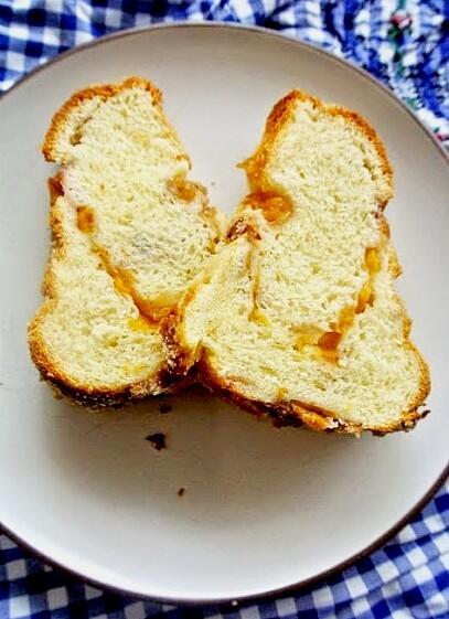 Babka drożdżowa z maślanką i brzoskwiniami