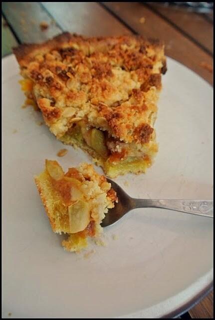 Tarta z sezonowymi owocami i mleczną kruszonką