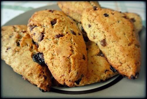 Waniliowe scones z mleczną czekoladą i lukrem