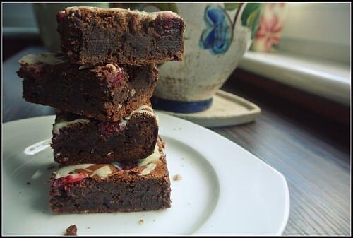 Brownies z malinami i białą czekoladą
