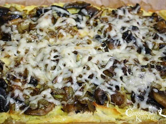 Pizza ziemniaczana z cebulą i pieczarkami