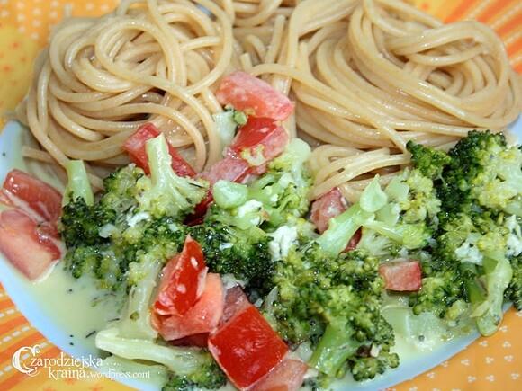 Spaghetti z brokułami i serem pleśniowym w sosie śmietanowym