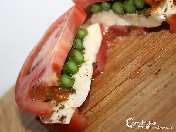 Caprese z zielonymi szparagami