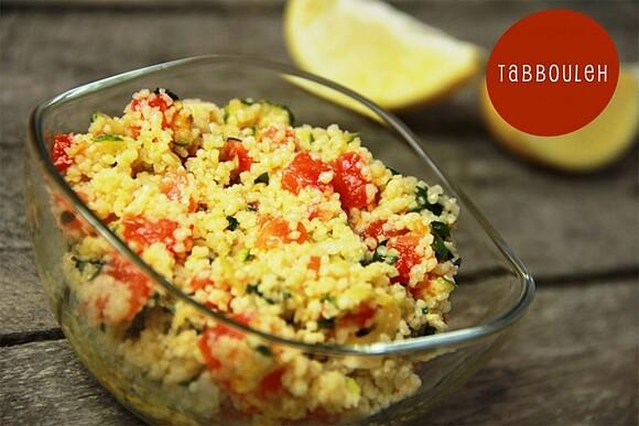 Tabbouleh Sałatka z kuskusem i warzywami na lato