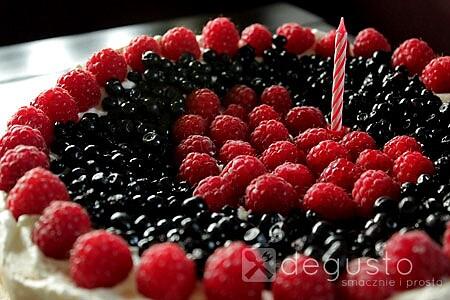 Pavlova malinowo-borówkowa