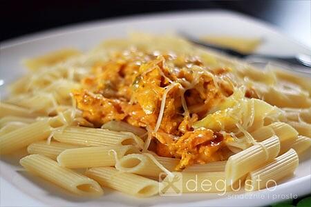 Penne z łososiem i kurkumą
