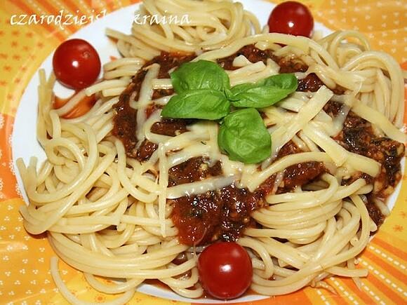 Spaghetti z pomidorami i pieczarkami