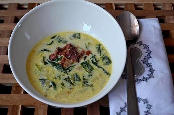 Zupa szpinakowa z pulpetami drobiowymi i boczkiem