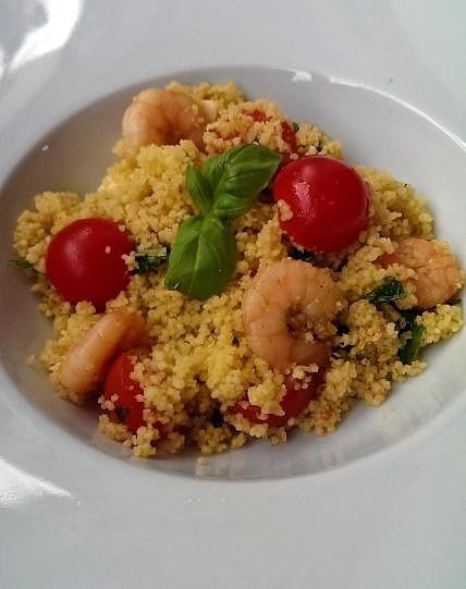 Sałatka z kaszy kuskus, krewetkami i pesto