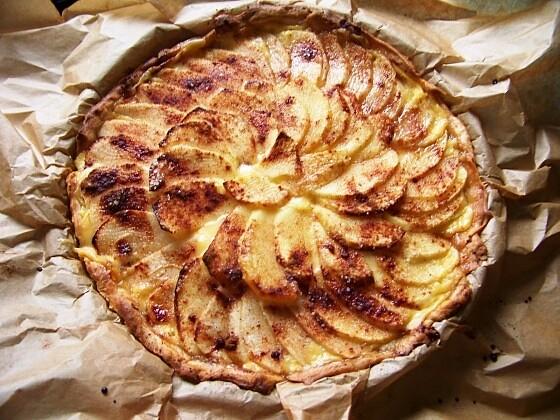 Tarta jabłkowa z cynamonem i kremem custard