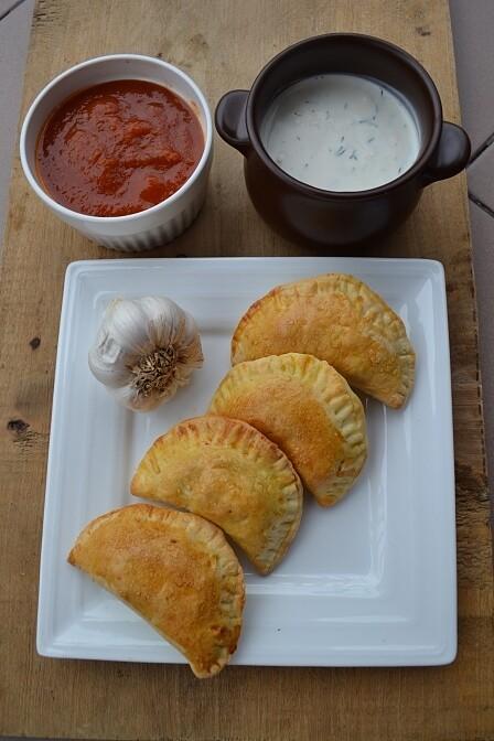 Pieczone drożdżowe pierogi z warzywami