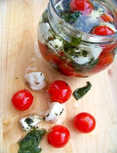 Marynowana caprese z pomidorków koktajlowych i mozzarellą