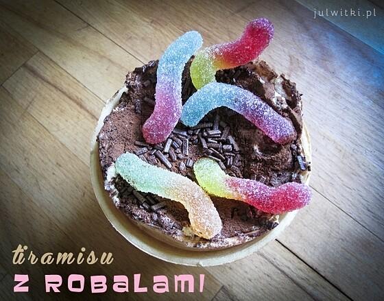 Tiramisu na Halloween z jadalnymi robakami