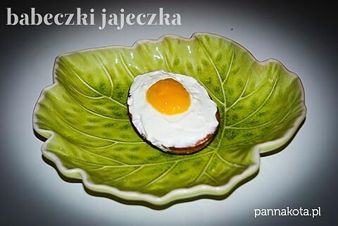 Babeczki z kremem mascarpone i musem brzoskwiniowym