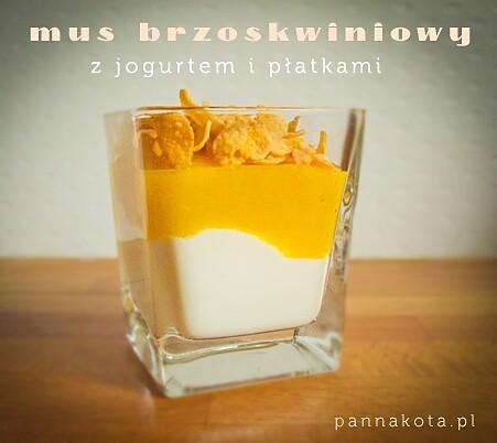 Mus brzoskwiniowy z jogurtem i płatkami na śniadanie
