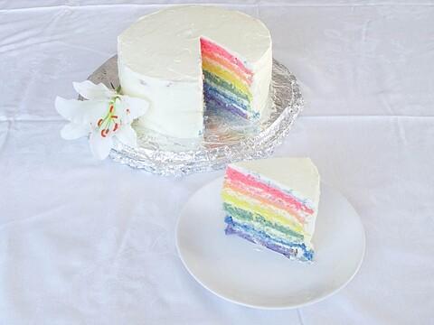 Tęczowy tort urodzinowy z dekoracją krową