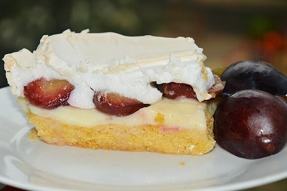 Krucha tarta ze śliwkami i bezą