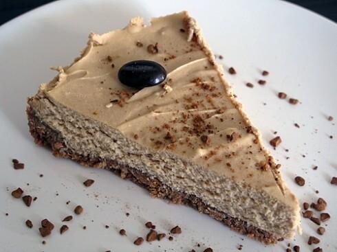 Tarta kawowa z bitą śmietaną i czekoladą