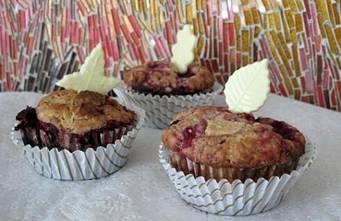 Muffinki z białą czekoladą i malinami