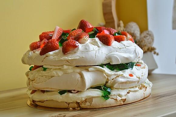 Tort bezowy z kwaśnymi owocami