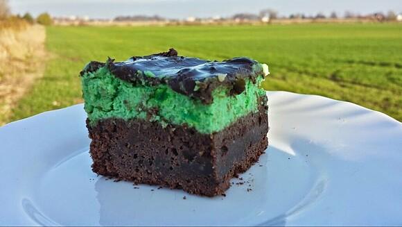 Miętowy sernik na spodzie brownie