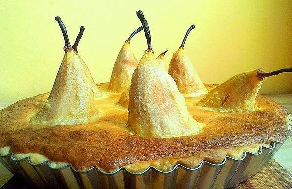 Tarta marcepanowa z gruszkami