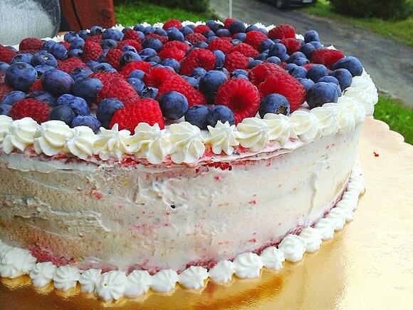 Tęczowy tort urodzinowy