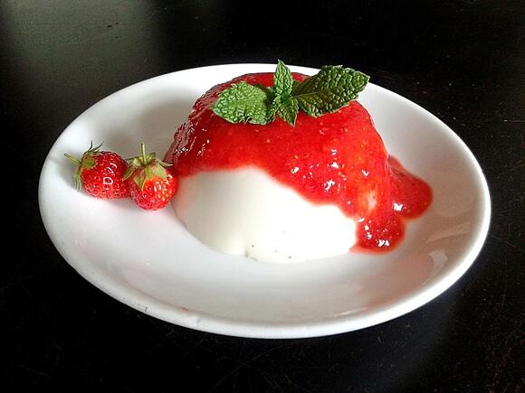 Kokosowa panna cotta z truskawkami