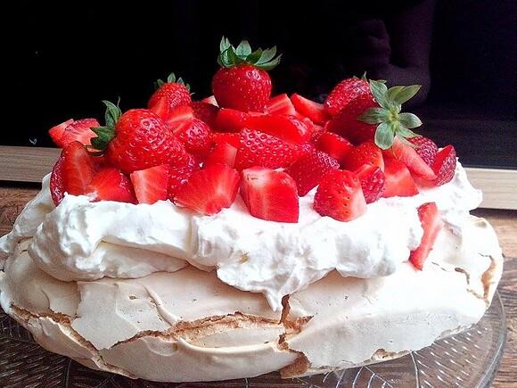 Pavlova tort bezowy z owocami