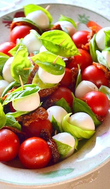 Koreczki caprese i tortilla z łososiem