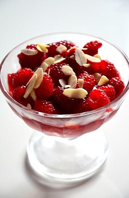 Pudding chia z malinami i sorbetem malinowym