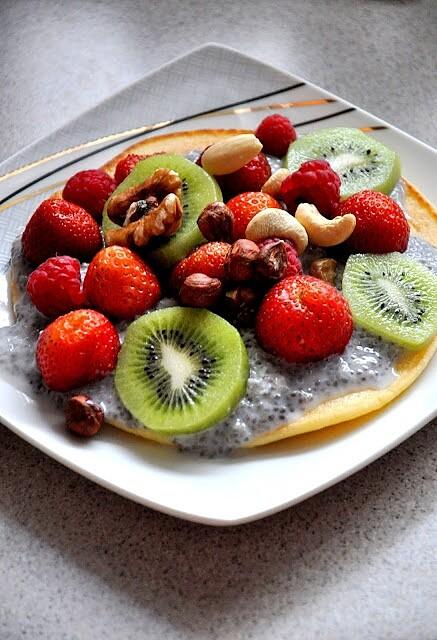 Omlet z mąki ryżowej z puddingiem chia i świeżymi owocami