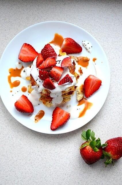 Kokosowe pancakes z chia i truskawkami