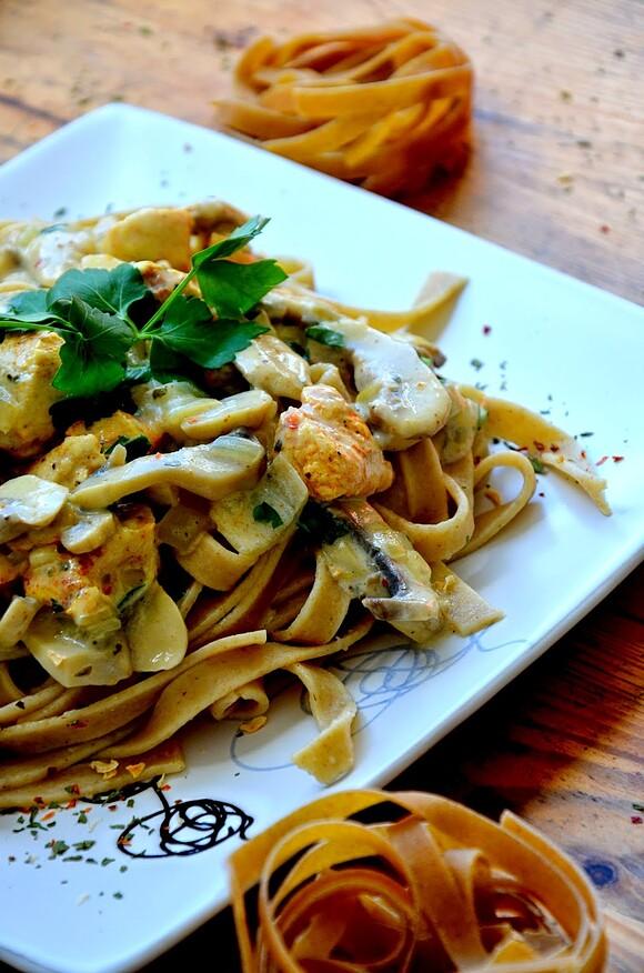 Pełnoziarniste tagliatelle z kurczakiem, pieczarkami i pietruszką