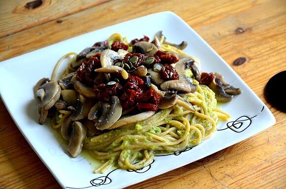 Spaghetti z sosem brokułowym, pieczarkami i suszonymi pomidorami