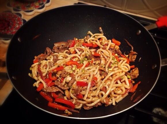 Stir-fry udon z wołowiną