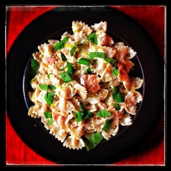 Farfalle w kremowym sosie z łososiem, porem i białym winem