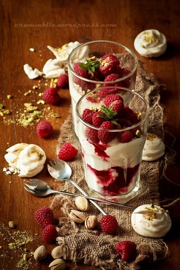 Malinowo-pistacjowy eton mess
