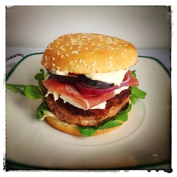 Burger z indyka z szałwią, figami, kozim serem i cytrynowym majonezem