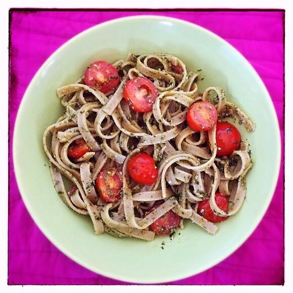 Tagliatelle z pesto pietruszkowym i pomidorkami cherry
