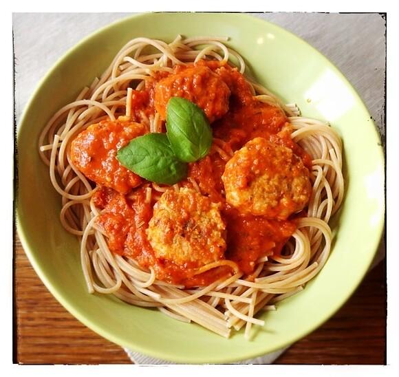 Spaghetti z klopsikami z mięsa indyka
