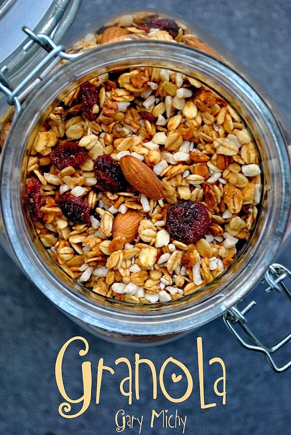 Domowa granola z jogurtem i owocami