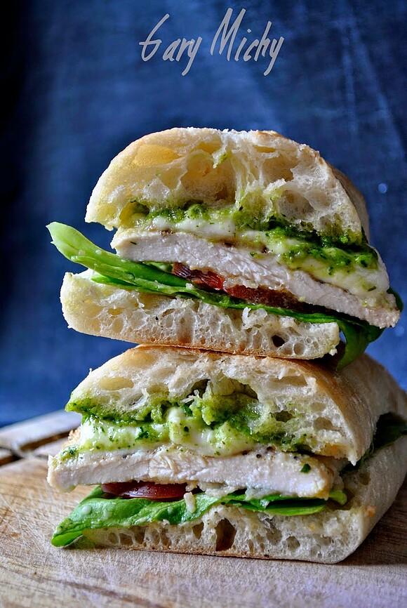 Ciabatta z kurczakiem w parmezanie i pesto bazyliowe