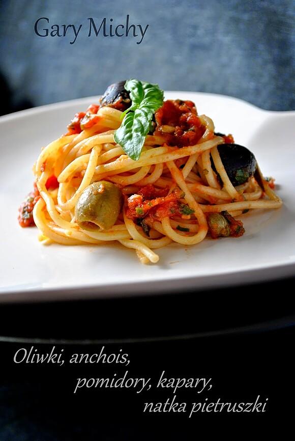 Spaghetti alla puttanesca - pikantne danie z kaparami i anchois