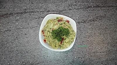 Pasta z awokado z warzywami