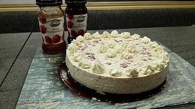 Sernik na zimno z truskawkami bez pieczenia