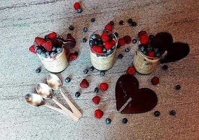 Brzoskwiniowy pudding chia z migdałami borówkami i malinami